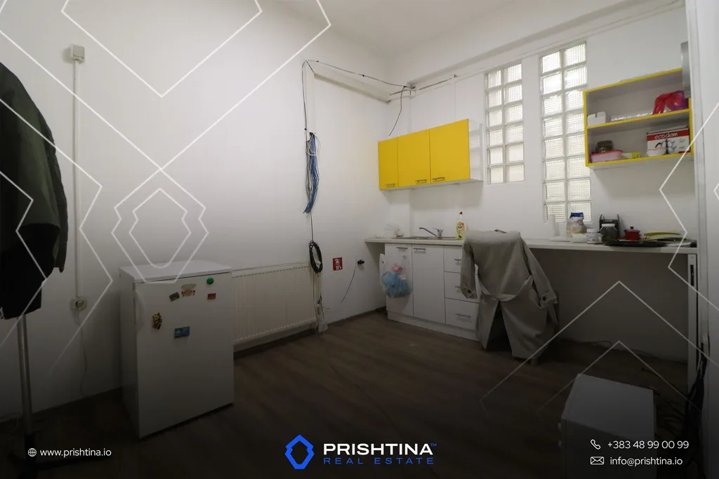 Zyre me qira 150m² në Qendër