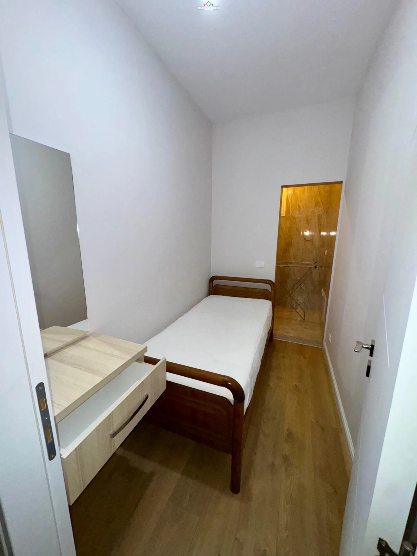 Kat Vile Me Qera 1+1 Tek Pallati me Shigjeta (ID BV22384)Tirane