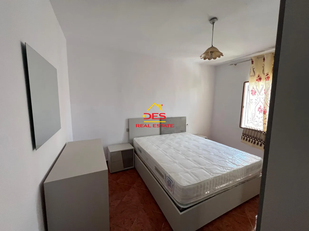 Shitet apartament 1+1 pranë shkollës “ismail qemali”, vlorë
