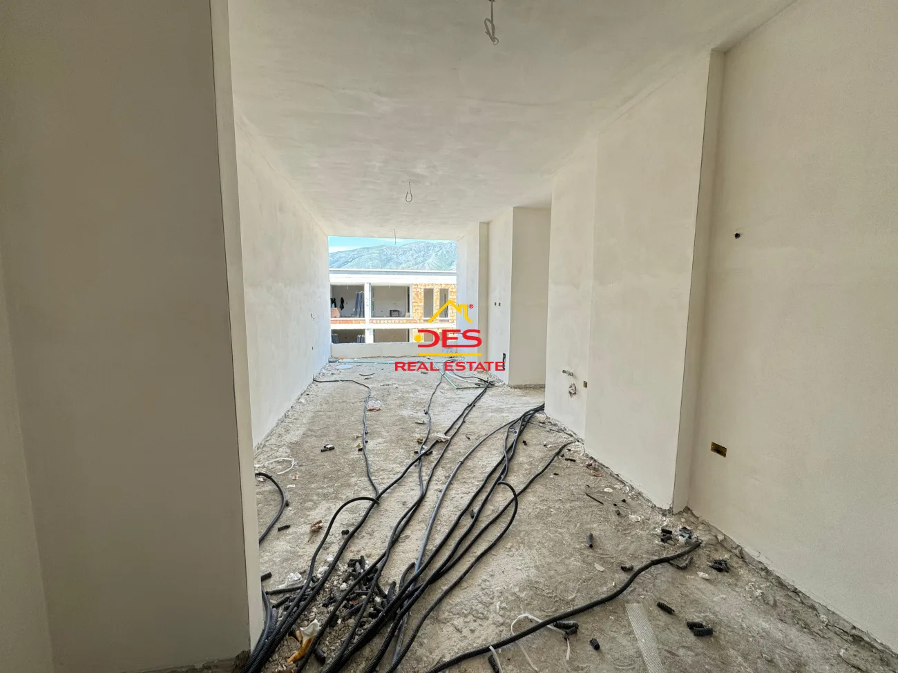 SHITET APARTAMENT 2+1 NË ORIKUM. I konvertuar ne 1+1 dhe garsoniere!