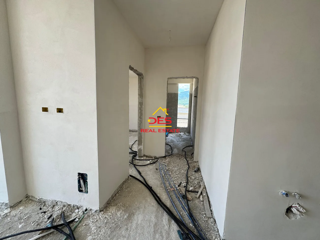 SHITET APARTAMENT 2+1 NË ORIKUM. I konvertuar ne 1+1 dhe garsoniere!