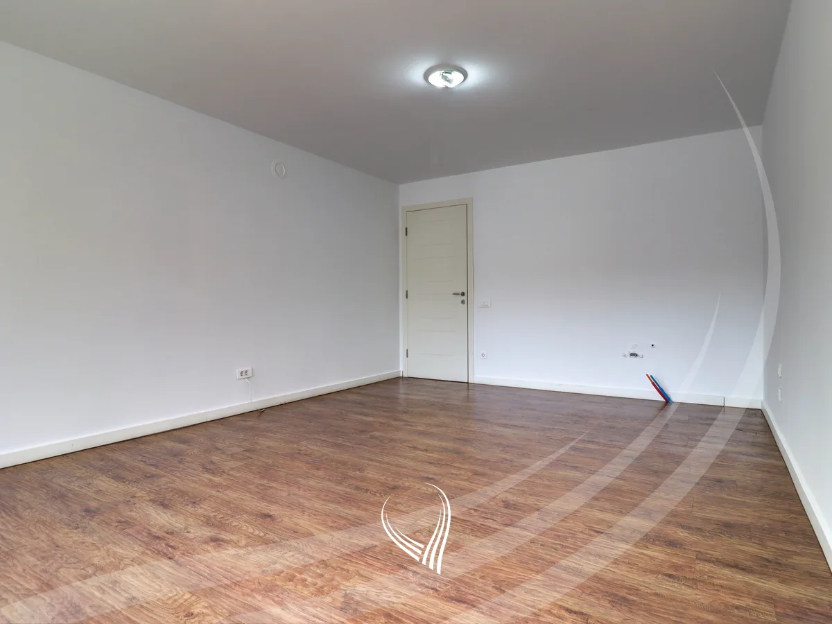 Zyre me 5 dhoma pune me qira në lagjen Pejton