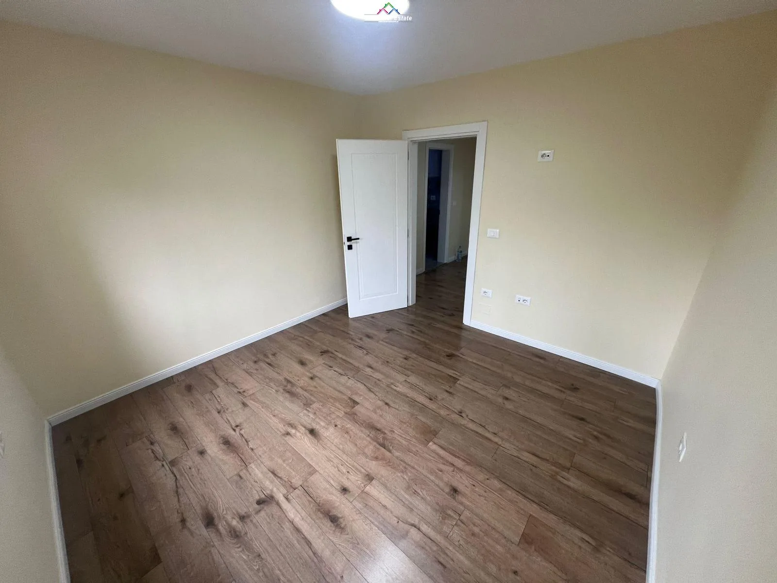 Zyre Me Qera 2+1 Ne Qender (ID BZ2712) Tirane