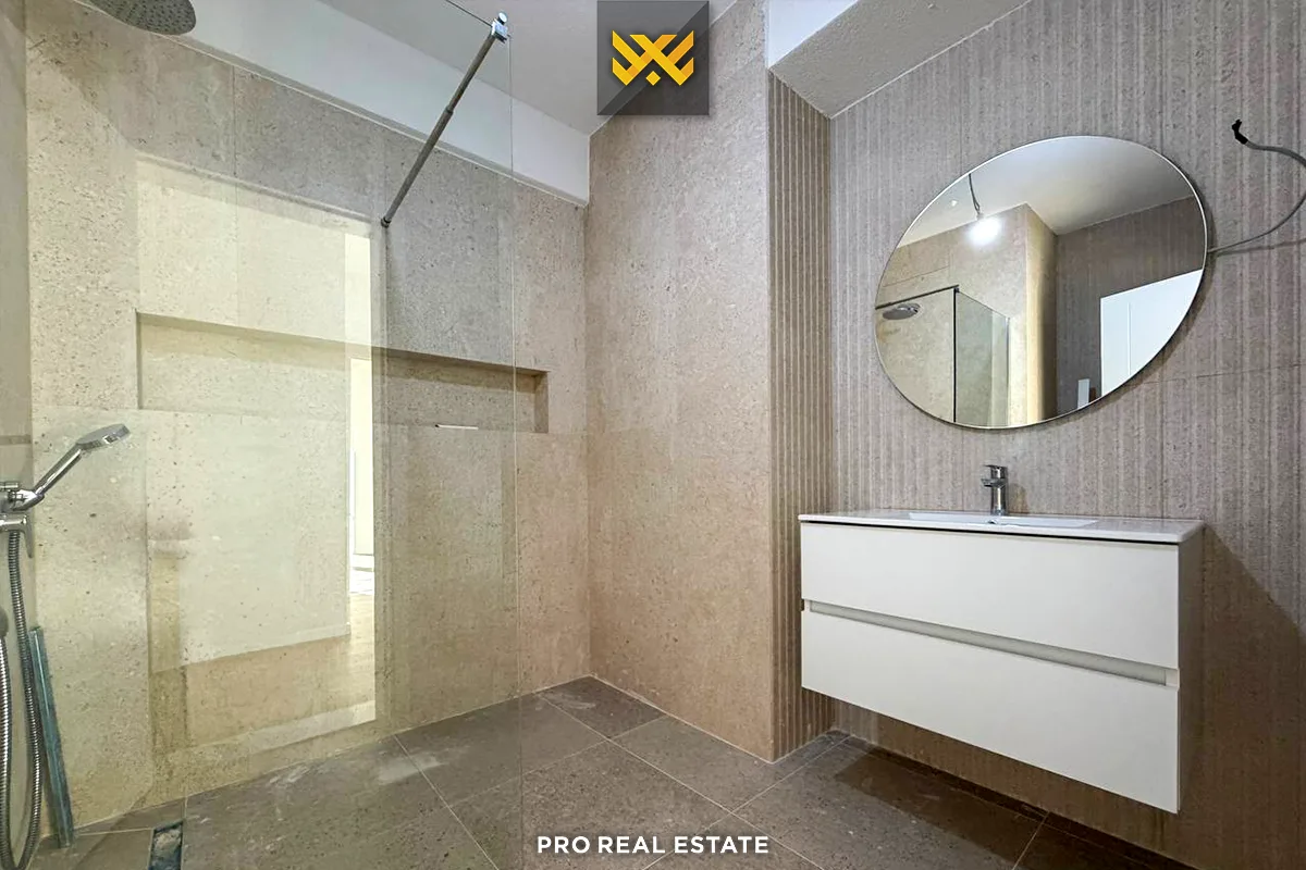 Banesë / Zyrë 120m² me #QIRA në Lakrishtë