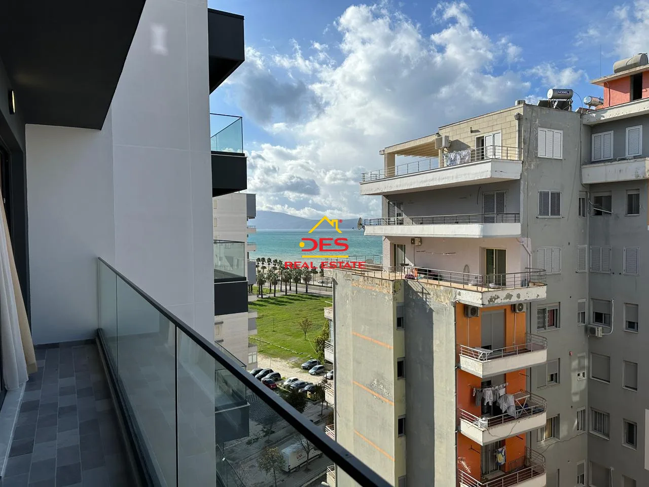 JEPET ME QIRA APARTAMENT LUKSOZ 1+1 NË LUNGOMARE, VLORË. 📍 Pranë Shkollës Së Marinës