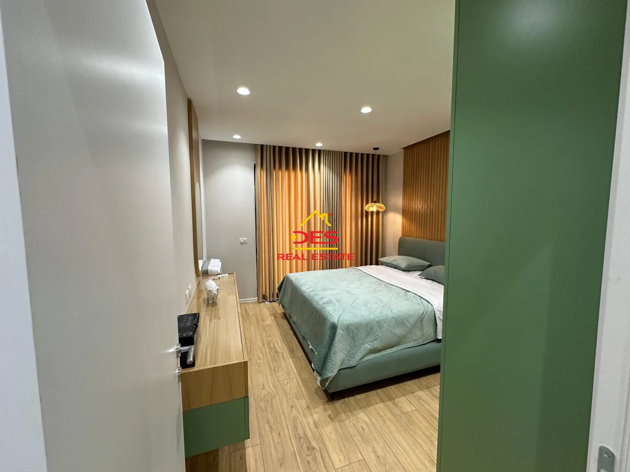 JEPET ME QIRA APARTAMENT LUKSOZ 1+1 NË LUNGOMARE, VLORË. 📍 Pranë Shkollës Së Marinës
