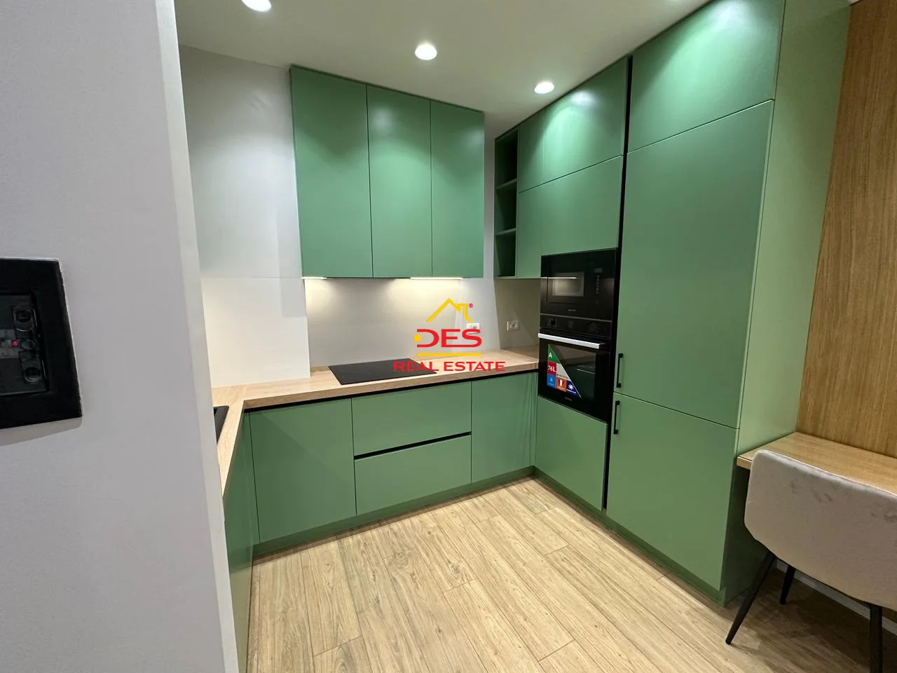 JEPET ME QIRA APARTAMENT LUKSOZ 1+1 NË LUNGOMARE, VLORË. 📍 Pranë Shkollës Së Marinës