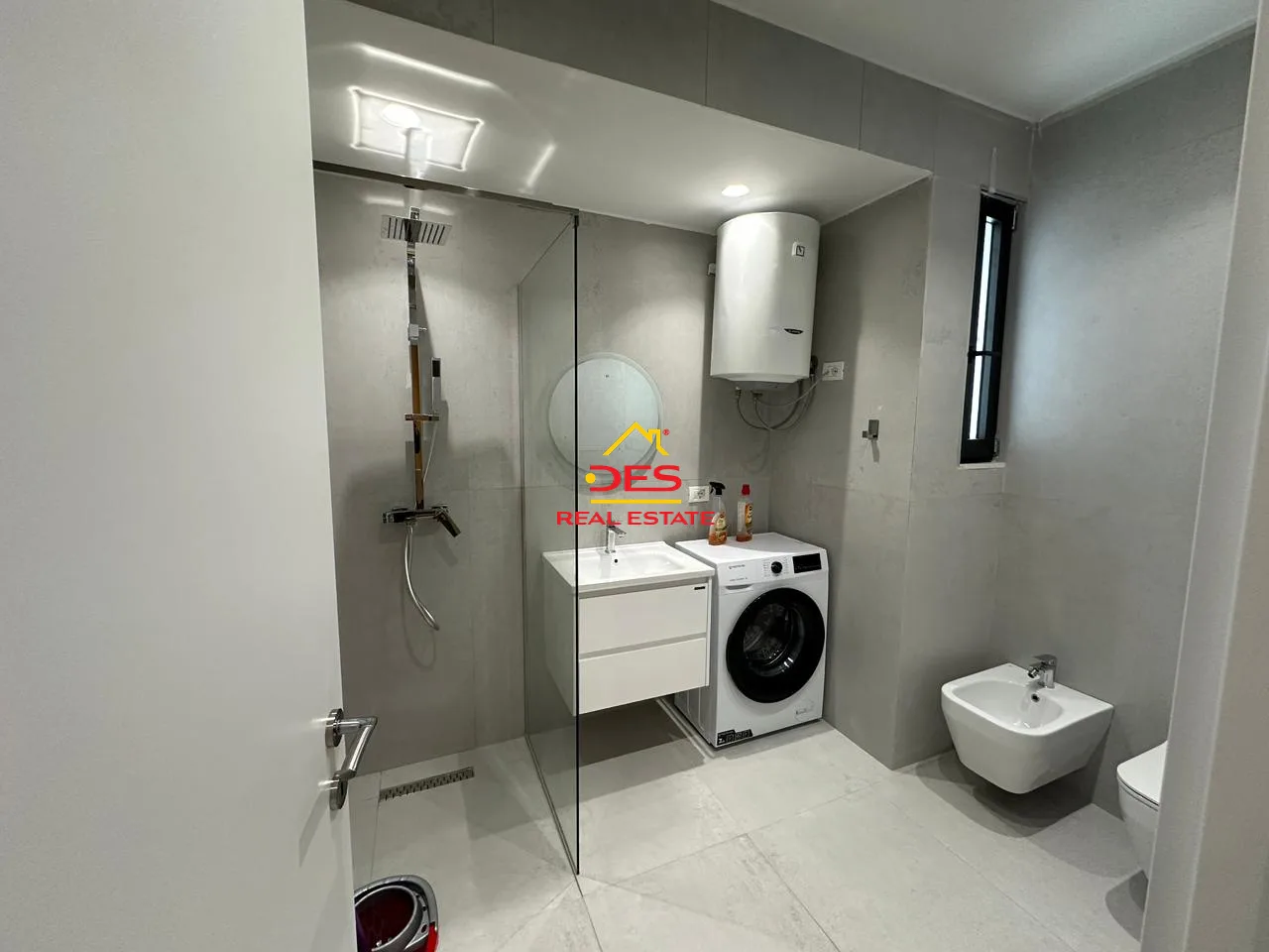JEPET ME QIRA APARTAMENT LUKSOZ 1+1 NË LUNGOMARE, VLORË. 📍 Pranë Shkollës Së Marinës