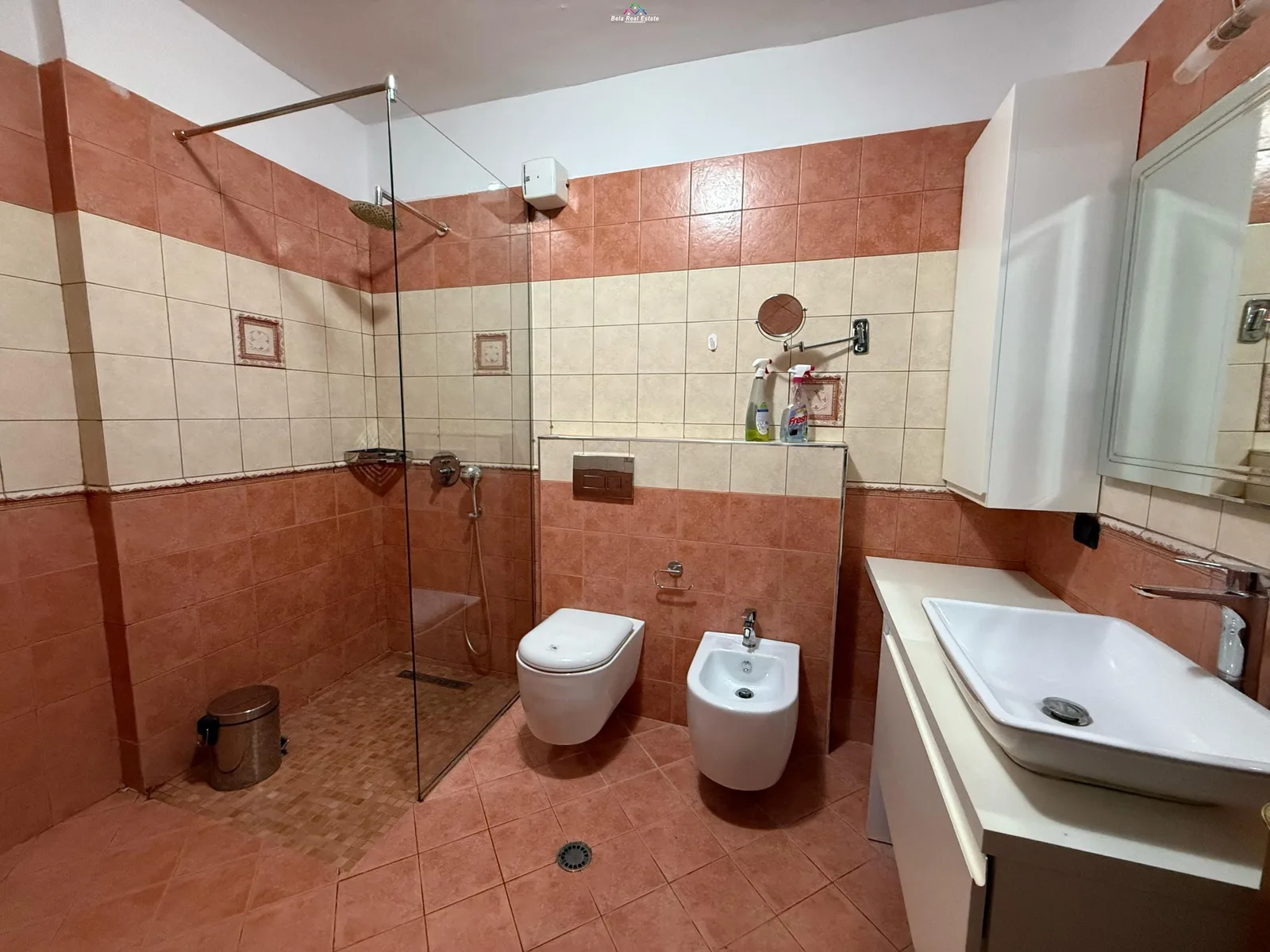 Apartament me Qera 2+1 Ne Myslm Shyri (ID B2201259) Tirane.