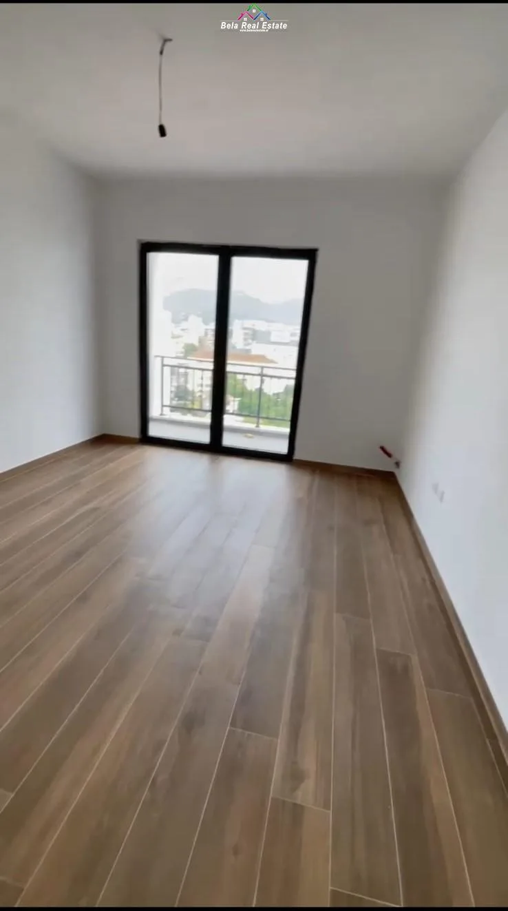 Zyre Me Qera 2+1 tek Kompleksi Arlis, Farmacia 10 (ID BZ2507) Tirane.
