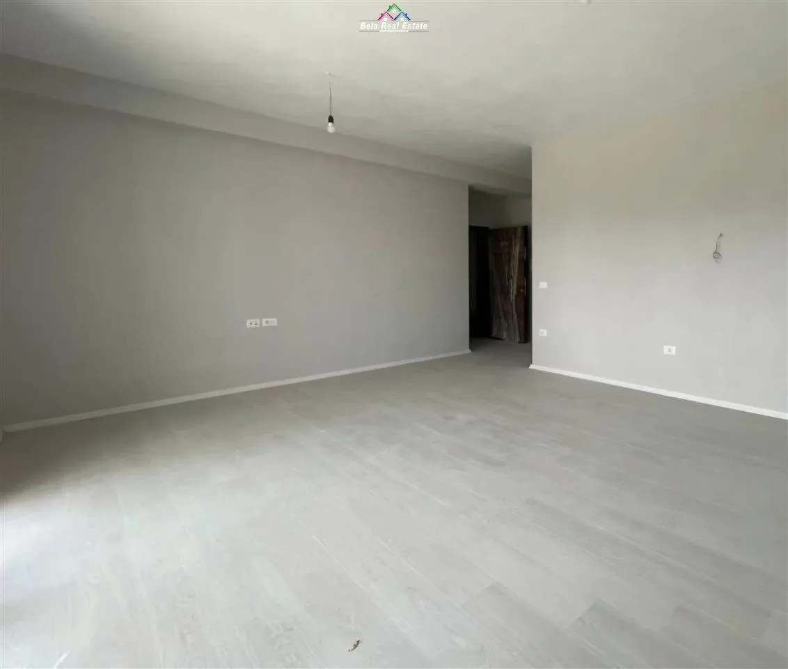 Zyre me Qera 2+1+2 Tek Fusha e Aviacionit (ID BZ2469) Tirane.
