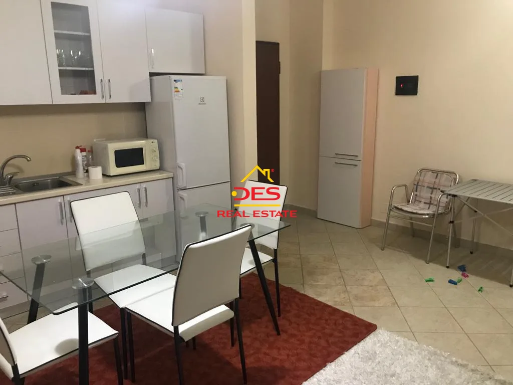 Shitet apartament 1+1 në qendër, shëngjin