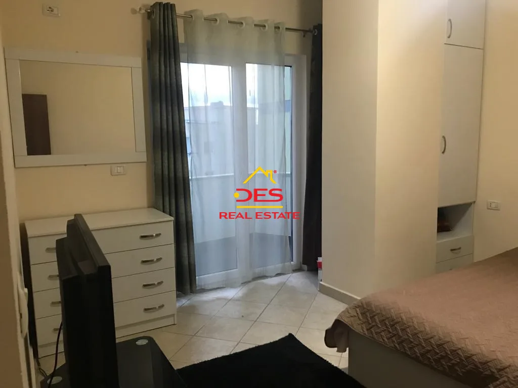 Shitet apartament 1+1 në qendër, shëngjin