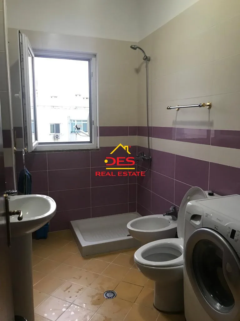Shitet apartament 1+1 në qendër, shëngjin