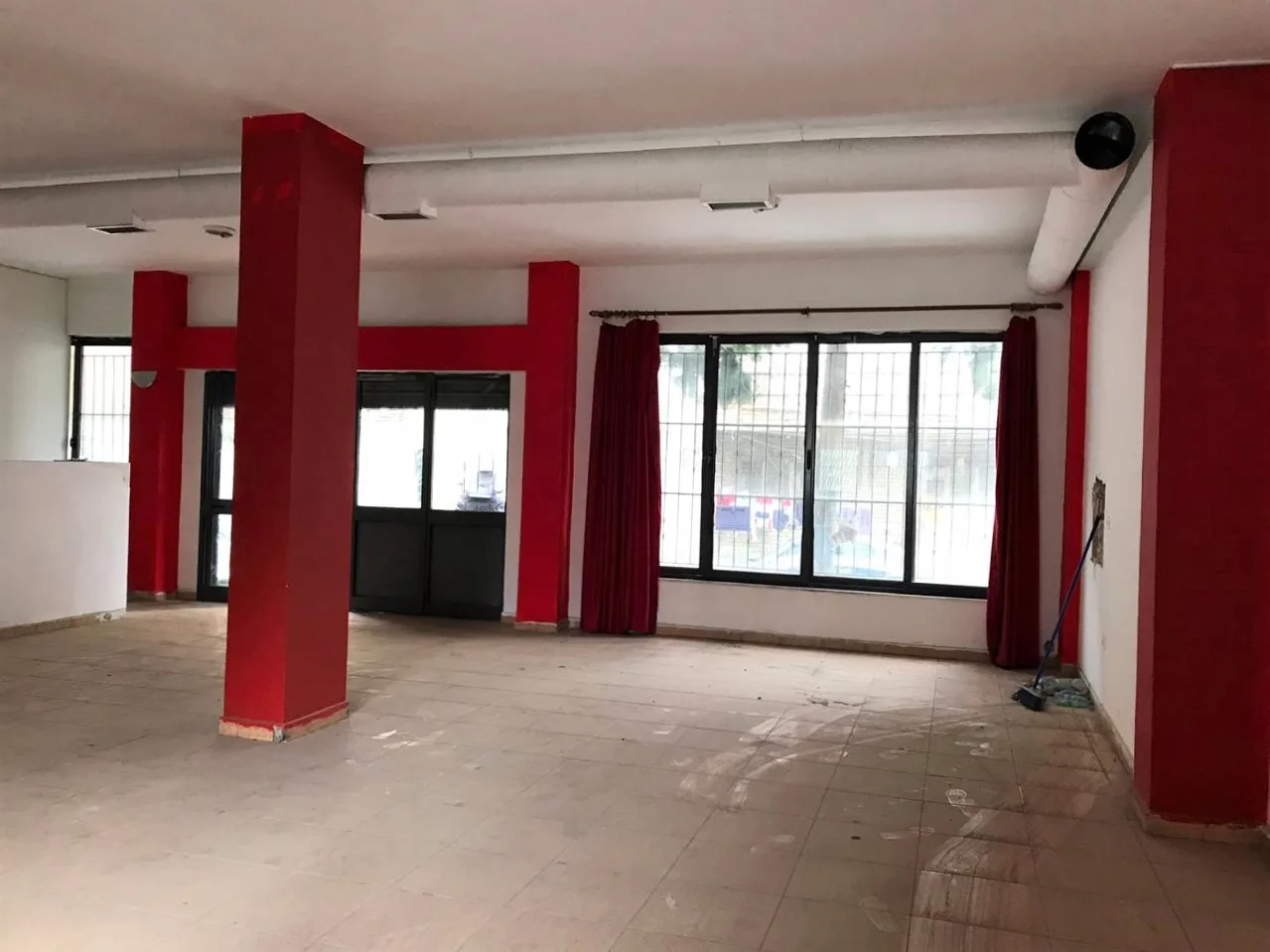 Shitet ambient biznesi, rr. ferit xhajko, tiranë