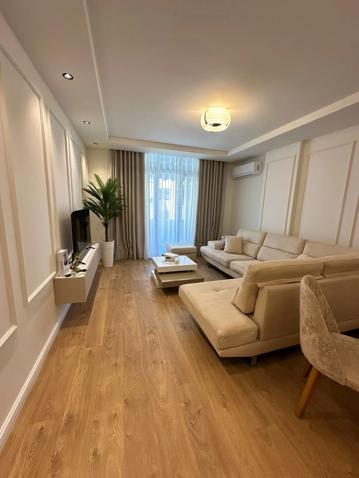 Apartament me qera 1+1 tek Komuna e Parisit (ID B2101121) Tirane
