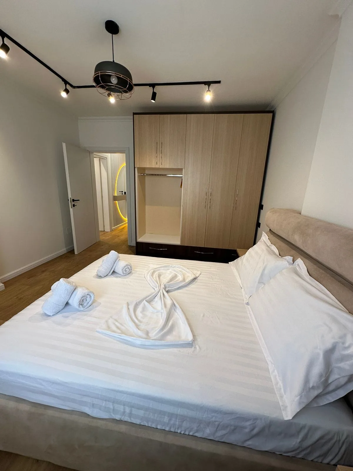 Apartament me qera 1+1 tek Komuna e Parisit (ID B2101121) Tirane
