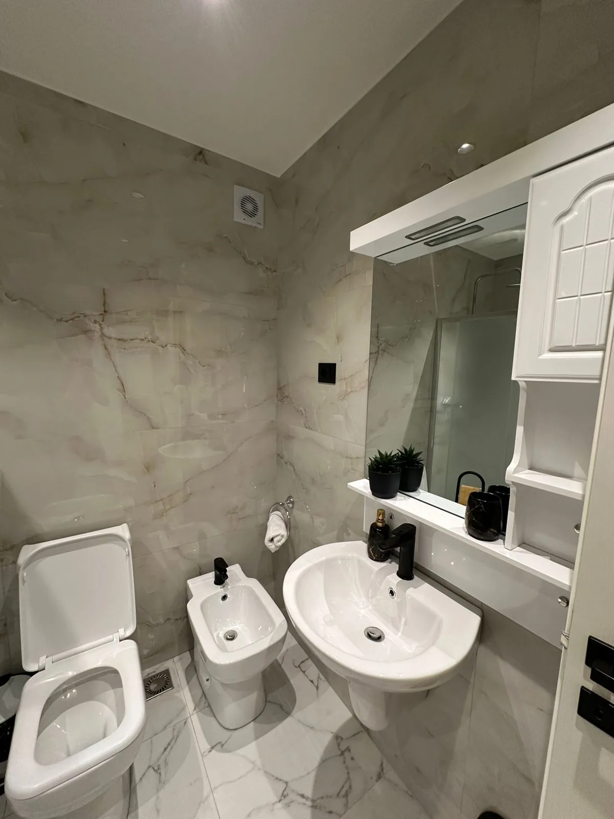 Apartament me qera 1+1 tek Komuna e Parisit (ID B2101121) Tirane