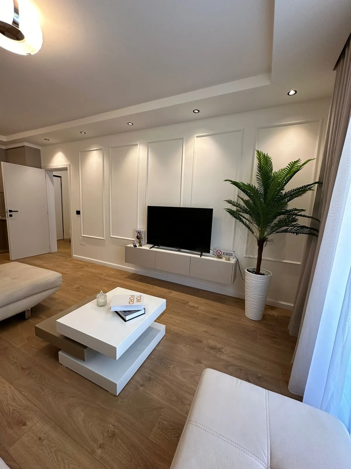 Apartament me qera 1+1 tek Komuna e Parisit (ID B2101121) Tirane