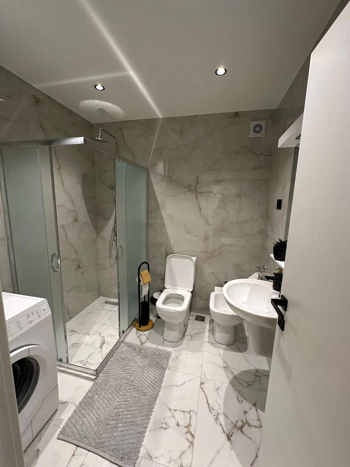Apartament me qera 1+1 tek Komuna e Parisit (ID B2101121) Tirane