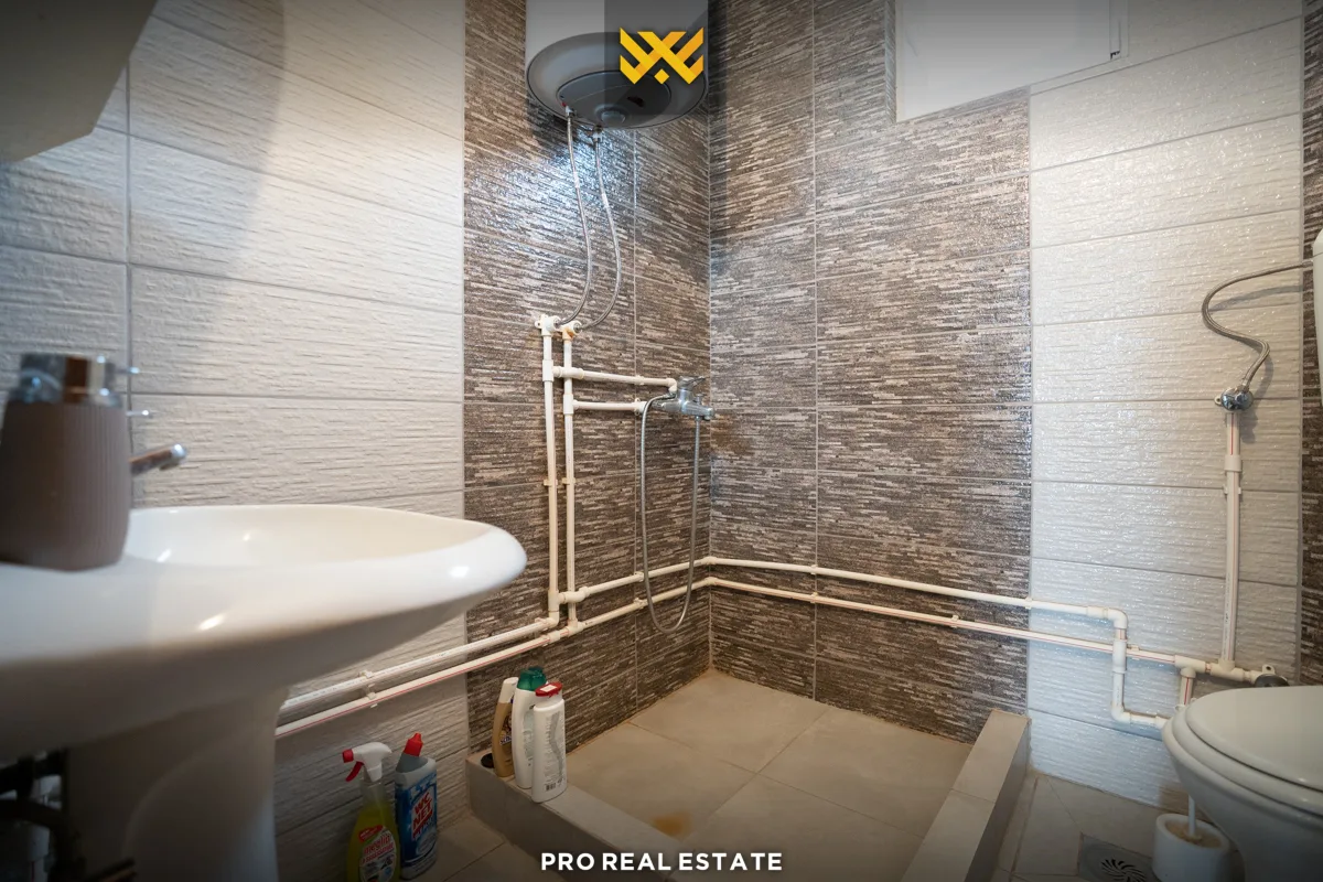 Dy shtëpi nga 250m² për #SHITJE në Bërnicë të Epërme.
