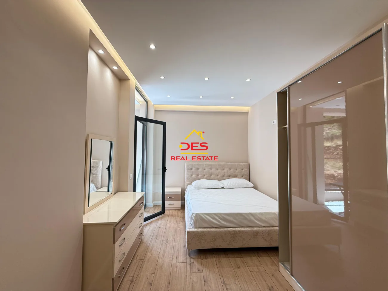 Shitet apartament 1+1 pranë vilave qeveritare, ujë i ftohtë, vlorë