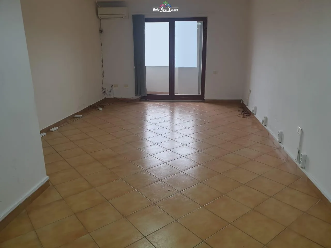 Zyre Me Qera Tek Bulevardi Zogu i Pare (ID BZ2977) Tirane