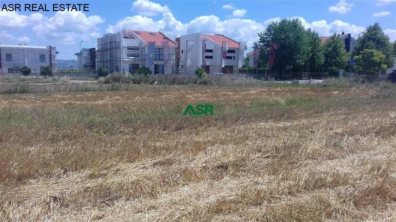 Shitet toka ne hyrje te Marigona Residence
