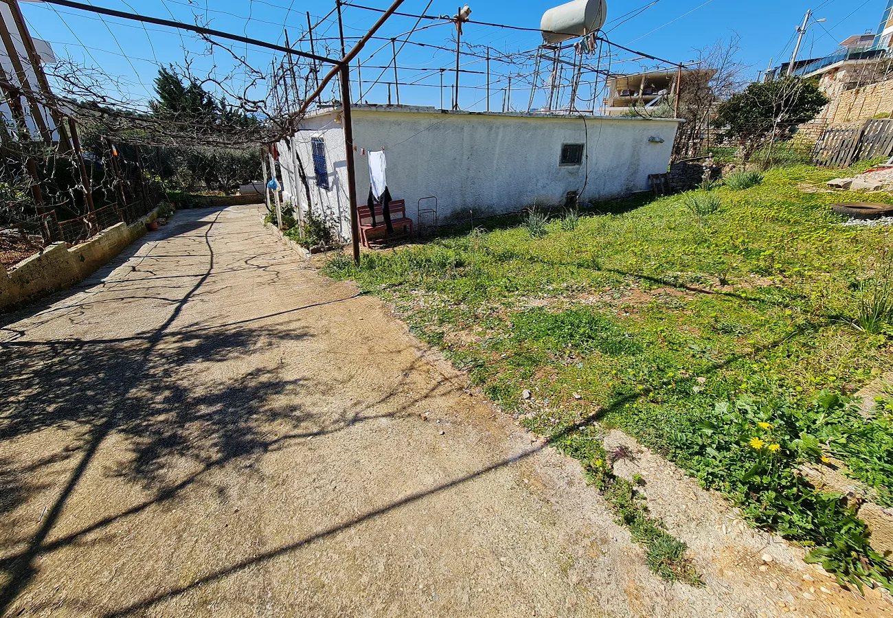 Shitet shtëpi private + truall afër detit në sarandë