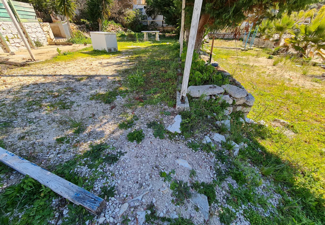 Shitet shtëpi private + truall afër detit në sarandë