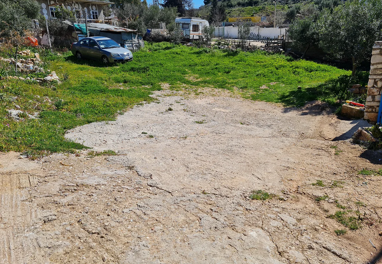 Shitet shtëpi private + truall afër detit në sarandë