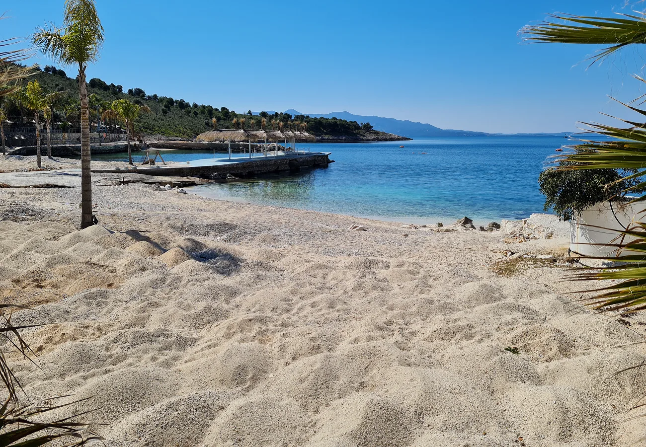Shitet shtëpi private + truall afër detit në sarandë