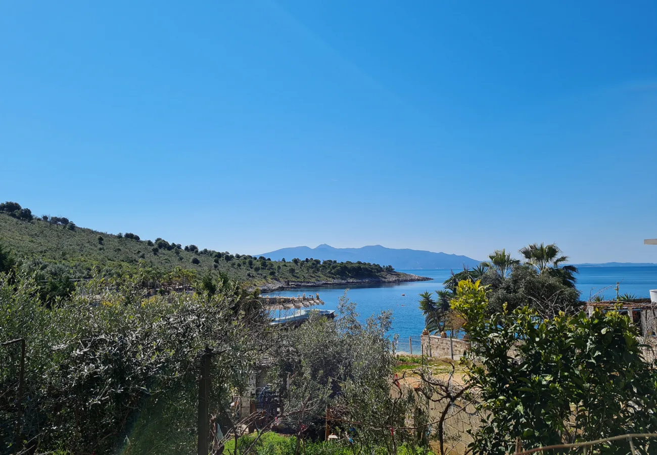 Shitet shtëpi private + truall afër detit në sarandë