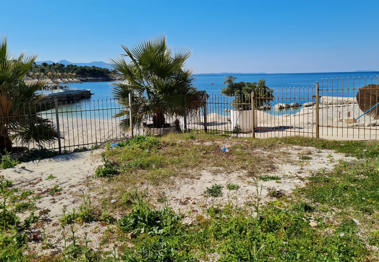 Shitet shtëpi private + truall afër detit në sarandë