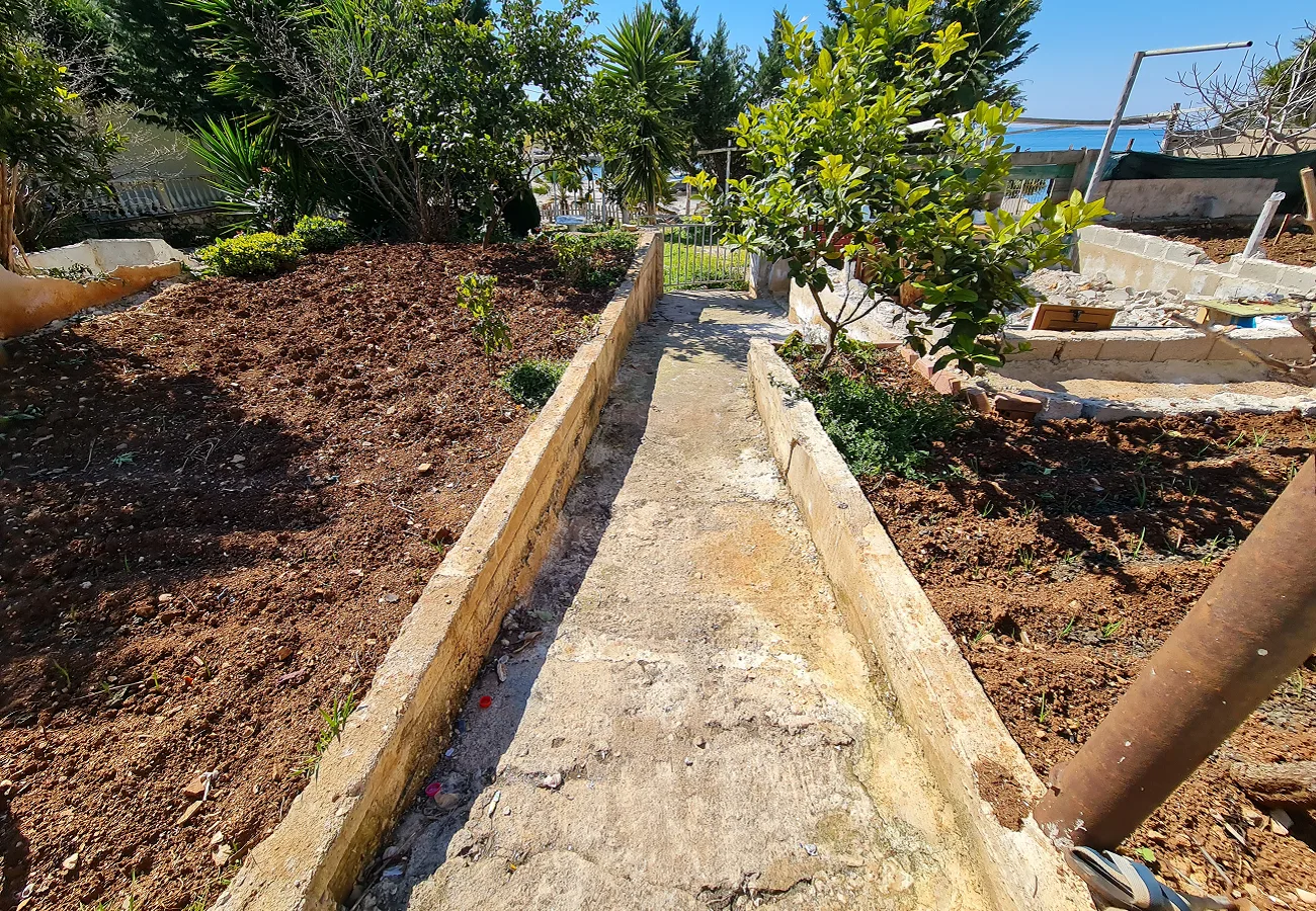 Shitet shtëpi private + truall afër detit në sarandë