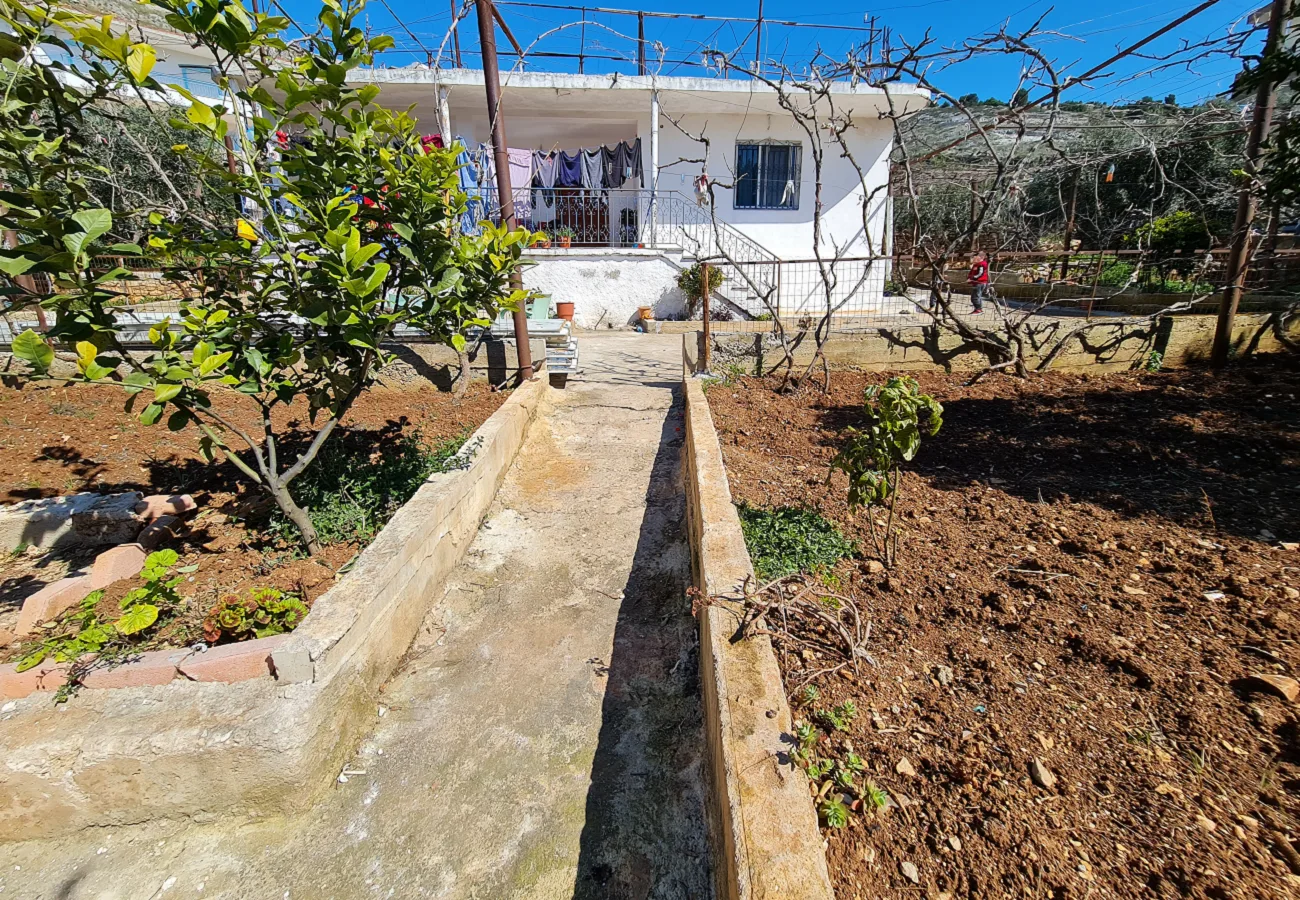 Shitet shtëpi private + truall afër detit në sarandë
