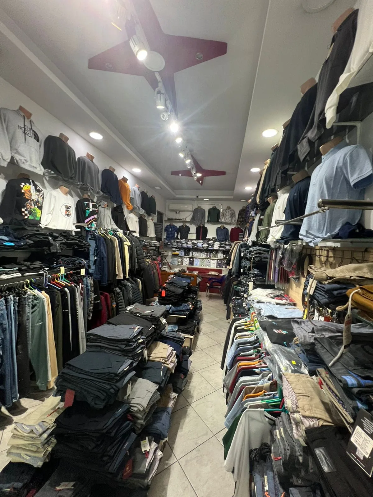 Shitje Biznesi Butik Rrobash Tek Rruga Bardhyl (ID BSHB156) Tirane.