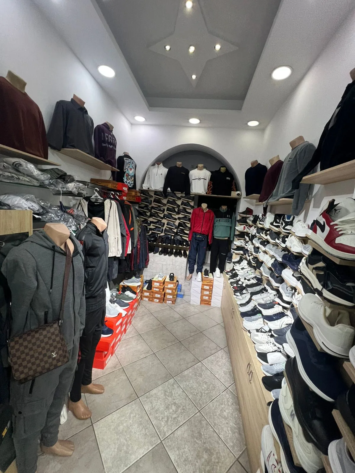 Shitje Biznesi Butik Rrobash Tek Rruga Bardhyl (ID BSHB156) Tirane.