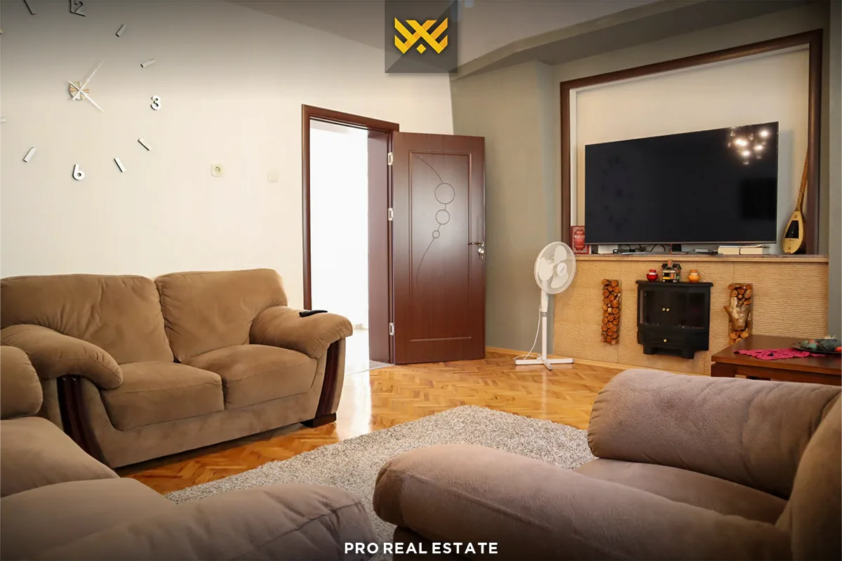 Shtëpi 198m² dhe 182m² për #SHITJE në Taslixhe.