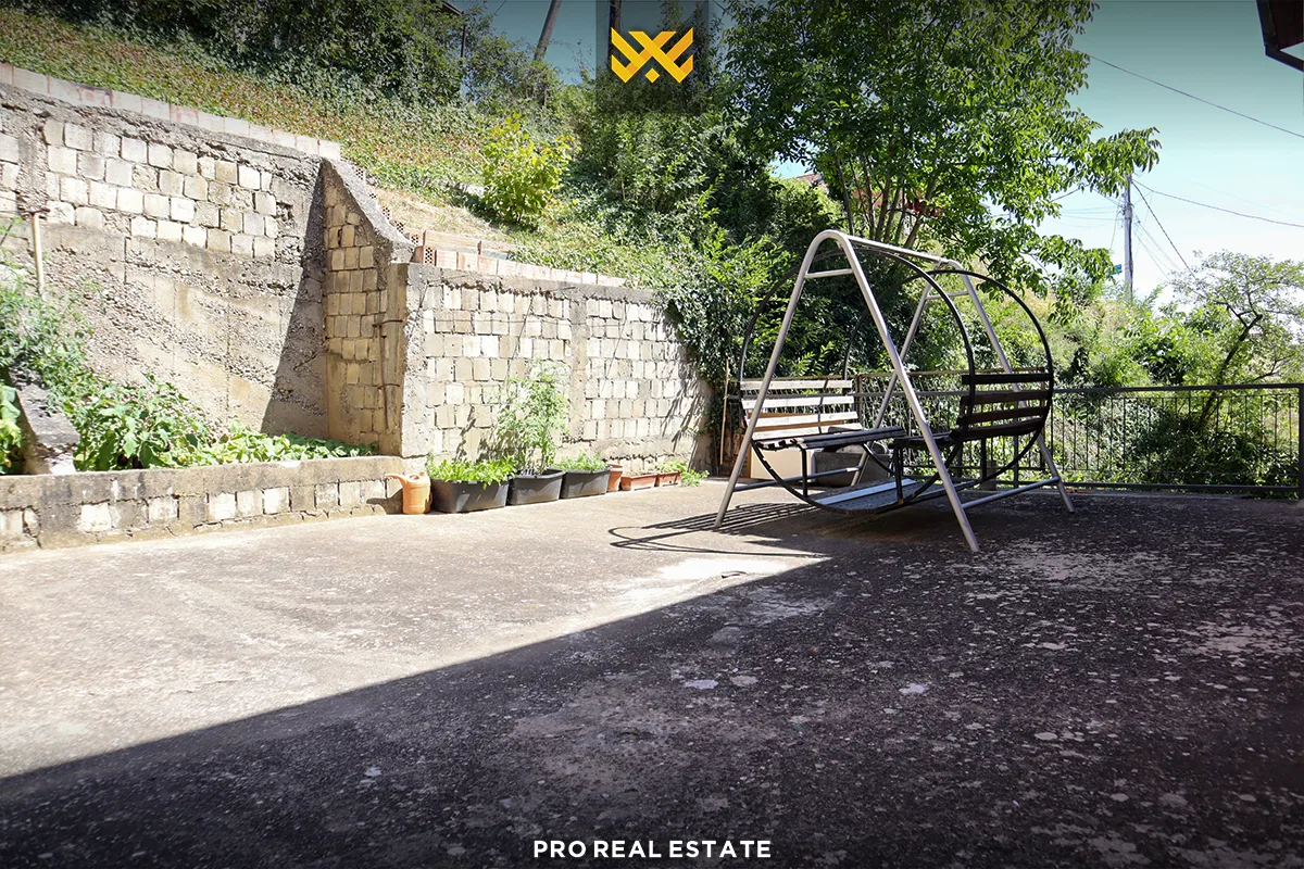 Shtëpi 198m² dhe 182m² për #SHITJE në Taslixhe.