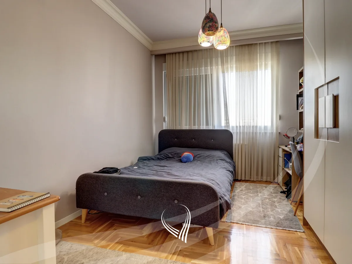 Penthouse me 3 dhoma gjumi me qira në lagjen Kalabria – Emshir
