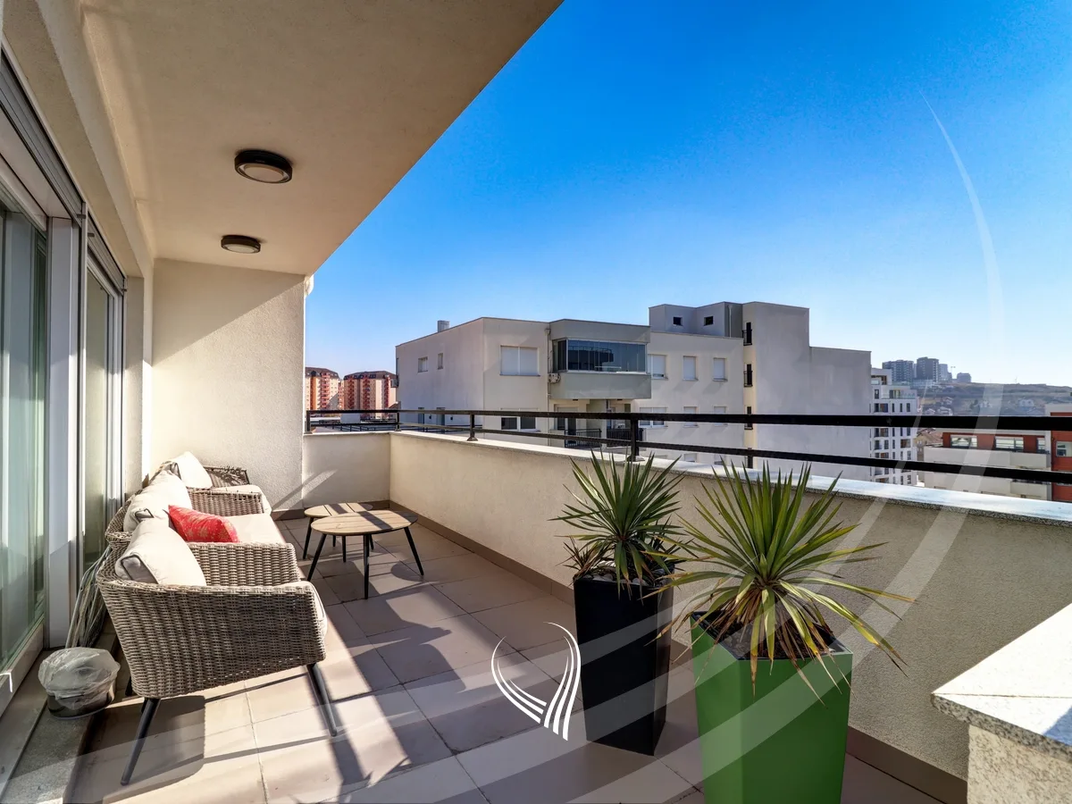 Penthouse me 3 dhoma gjumi me qira në lagjen Kalabria – Emshir