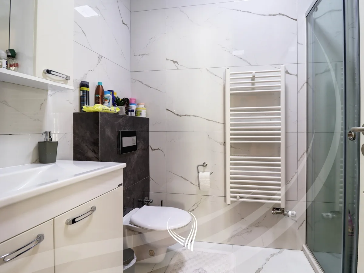 Penthouse me 3 dhoma gjumi me qira në lagjen Kalabria – Emshir