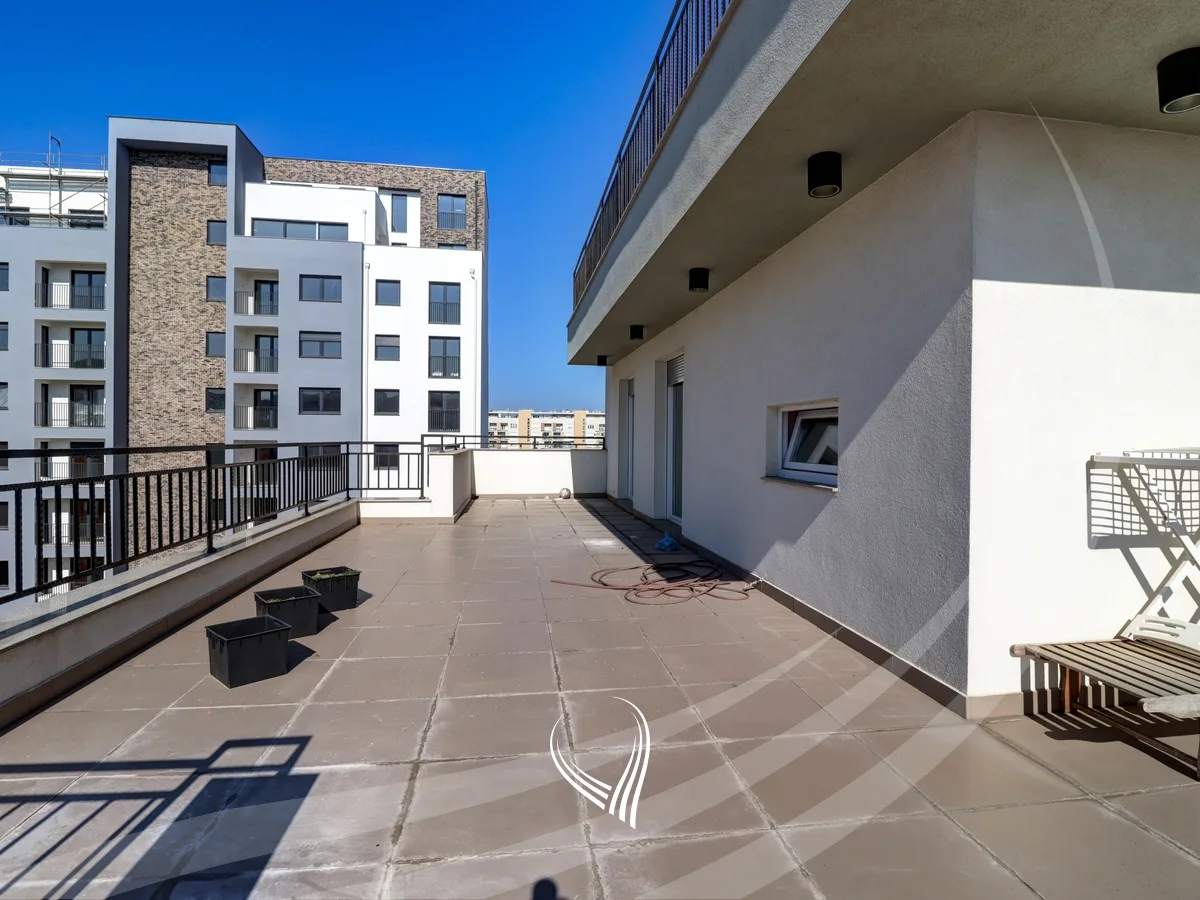 Penthouse me 3 dhoma gjumi me qira në lagjen Kalabria – Emshir
