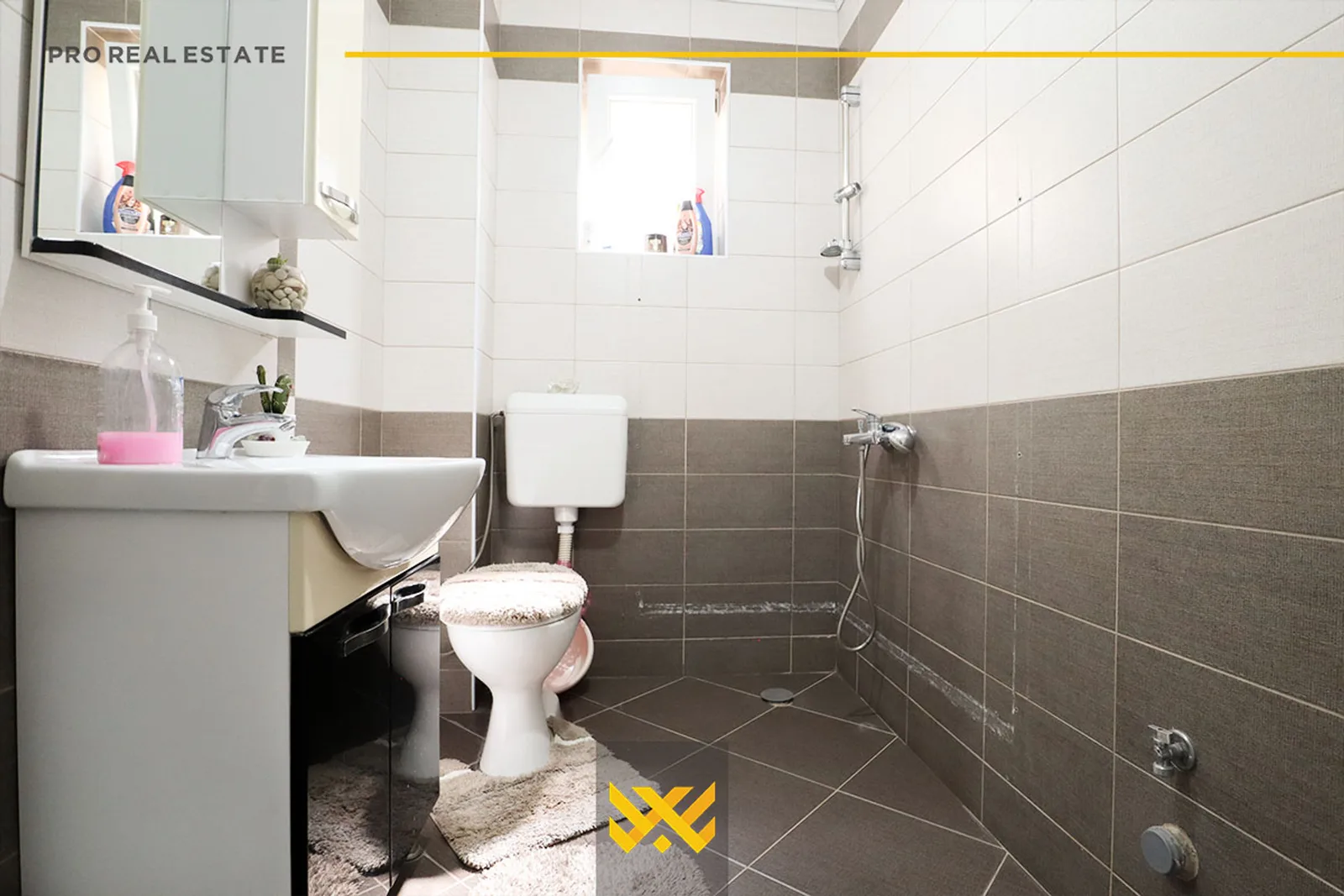 Shtëpi 575m² në #SHITJE në Kolovicë