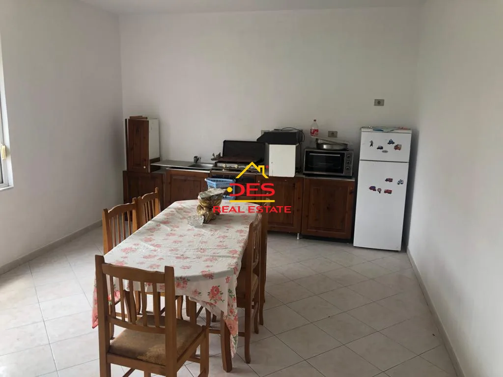 Shitet vilë 3-kate pranë elektrikut,vlorë