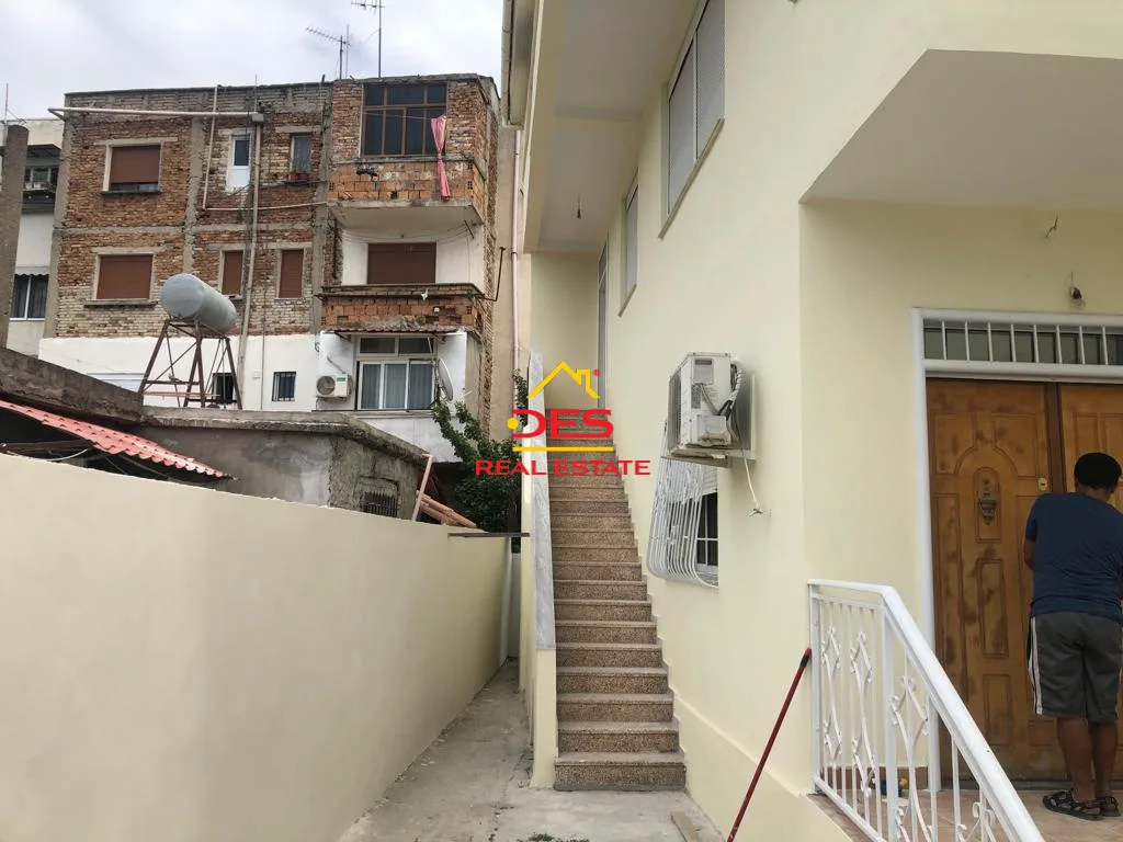 Shitet vilë 3-kate pranë elektrikut,vlorë