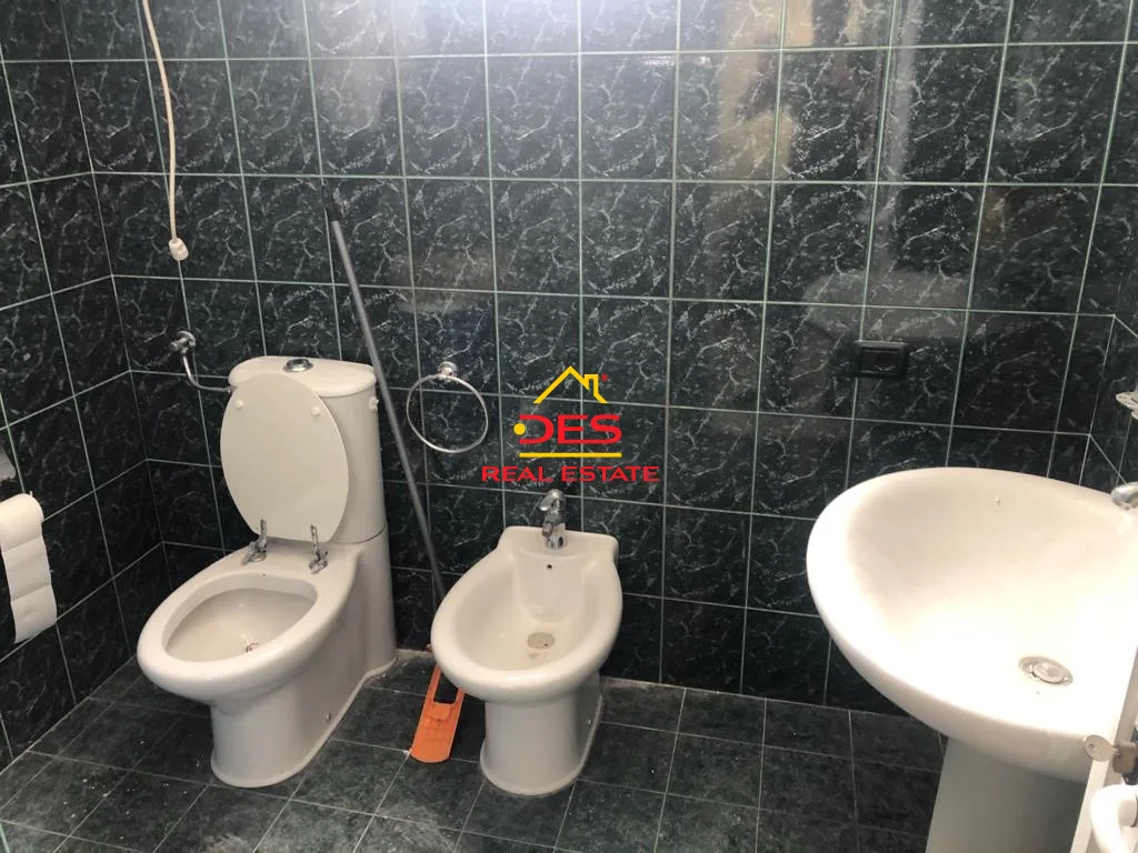 Shitet vilë 3-kate pranë elektrikut,vlorë