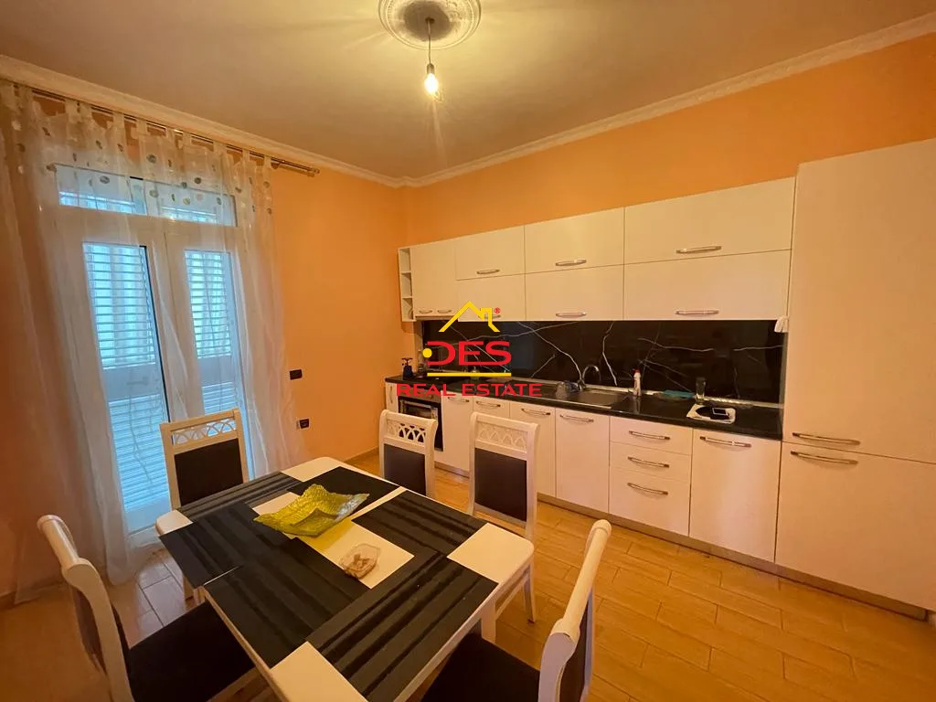 Jepet me qira shtëpi private 3+1 në lungomare,vlorë