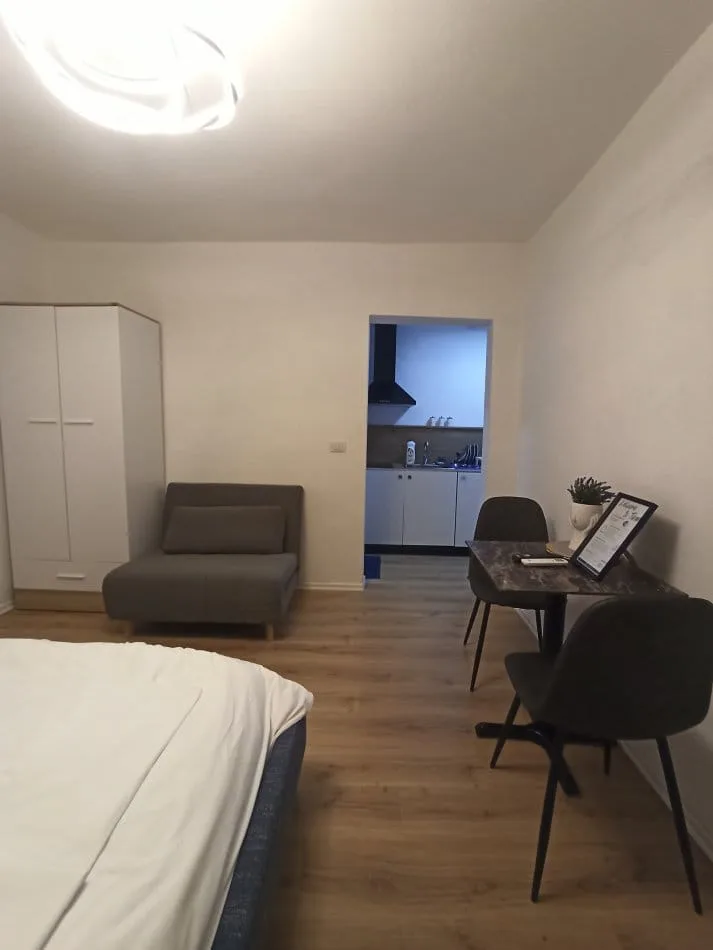 Garsoniere Me Qera Tek 21 Dhjetori (ID BG135) Tirane.